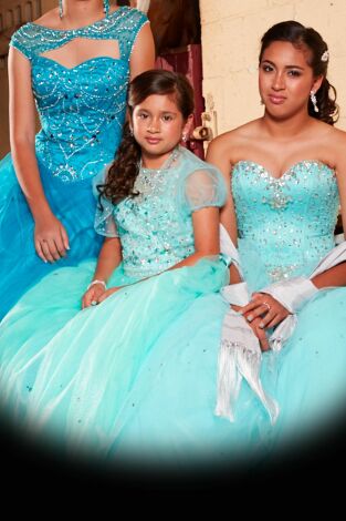 15: A Quinceañera Story. 15: A Quinceañera...: Quinceañeras: Jackie y Nina