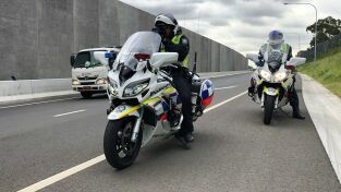 Policías en moto. T(T1). Policías en moto (T1): Conductores y teléfonos