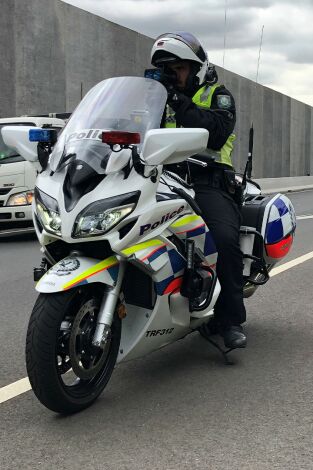 Policías en moto. T(T1). Policías en moto (T1): Conductores y teléfonos