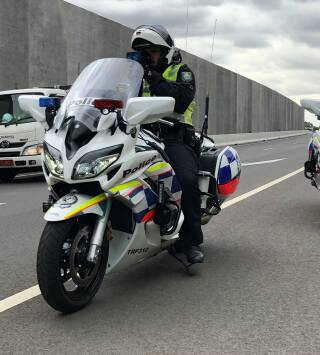 Policías en moto (T1): Sin permiso de conducir